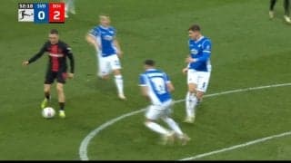 「変態フェイント！」「これは神すぎる」 全員騙されたシュートフェイント→完璧なスルーパスを炸裂した瞬間　解説者を思わず唸らせた…“市場価値150億の男”の圧巻テクニック