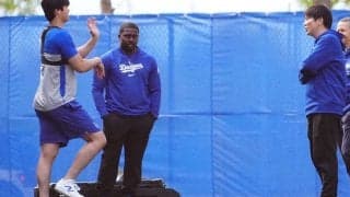 大谷翔平がデコピンの真似？　屈強肉体で披露した“じゃれあい”が「反則では」