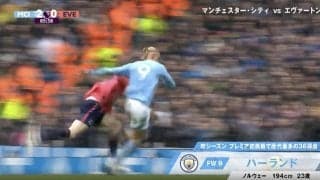 もはや交通事故レベル！「死ぬだろ…」「人が飛んだ」パワードリブルで196cm長身DFが吹き飛ばされた！ 怪物FWハーランドが超ド迫力ゴールを炸裂した瞬間