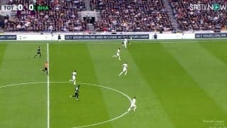 「マジでレベチ」三笘薫、爆走中に背後からの浮き球をビタ止め！圧巻のボールタッチからの超高速ドリブルにスタジアム大歓声