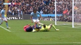 アーセナル冨安も顔面を蹴られていた！史上最悪の愚行… 顔面に強烈キックが炸裂した瞬間　マンC守護神をノックアウトした“顔面キック常習犯”の危険プレー