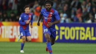 甲府のストライカー、ピーター・ウタカが40歳のバースデー！ACLからも祝福届き、期待の声も「最年長ゴール更新お願いします」