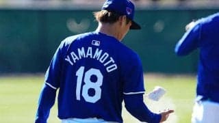 衝撃ブルペン…同僚が次々に「驚かされている」　MLB公式も注目した山本由伸の“熱狂”