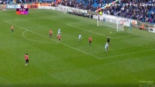 スタジアムの時が止まった…「これはエグい」「絶妙すぎる」 美しい弾道を描くループシュートが炸裂した瞬間　復活した“マンCの魔術師”が狙い澄ました浮き球シュート