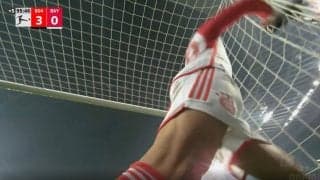 屈辱の結末→ブチギレて強烈パンチ！無人ゴールに蹴られて中継カメラをブン殴った瞬間　首位攻防戦でまさかの完敗にバイエルンの10番が怒り爆発