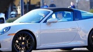 大谷翔平、ポルシェのスポーツカーで球場入り　3日連続運転…白ニットのモノクロコーデ