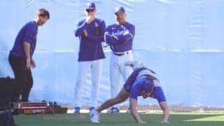 大谷翔平ヒヤリ…機器アクシデントで激しく転倒「あぁ！」　大事に至らず爆笑対応