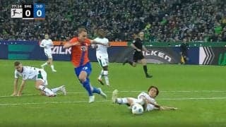 「変態スライディング！」「逆襲きたな」ボルシアMG板倉滉が復帰戦で大暴れ！ 鉄壁すぎる“神ディフェンス”を炸裂した瞬間　攻守に存在感を見せたDFリーダーに海外メディアが高評価