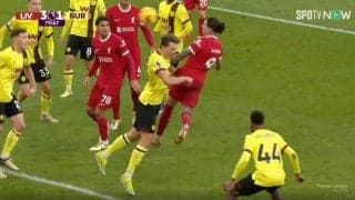 「変態ヘディング！」「普通のシュート決めろよ」リバプールの天才FWが超スーパーゴールを炸裂した瞬間　体を後ろに逸らしながら高難度“エビ反りヘッド”弾