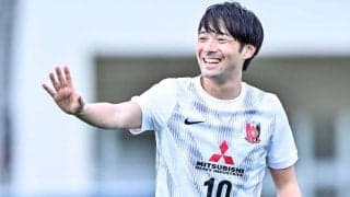 「狙ってんじゃん！」「マジシャン」浦和MF中島翔哉が披露した“歩行者をこっそり股抜き”が理解不能！「足元に神が宿ってる」「こんな自然に股抜きできるんだ…」と混乱続々