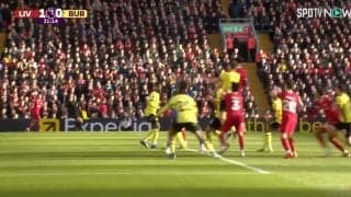 キーパーが飛び出して無人ゴールに…「バケモノかよ！」「なんだこのパス」 “神の右足”から完璧すぎるキックが炸裂した瞬間　プレミアDF史上最多アシスト記録を更新した一撃