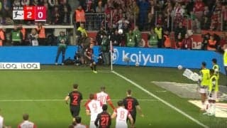 「変態キック！」「なかなか見られない」ボールが不思議な動きをする“激レア”コーナーキックが炸裂した瞬間　バルセロナ下部組織育ちの圧巻テクニックにスタジアム騒然！