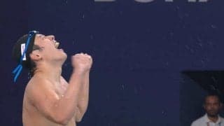 足首負傷とは思えない！本田灯、五輪・世界水泳通じて男子バタフライ初の金メダル 解説者「新たな歴史の1ページが刻まれた」と祝福した名レース