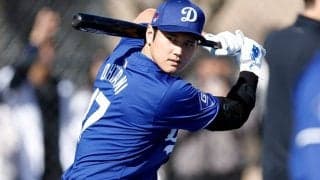 ロッカーで激写された大谷翔平が「輝いて見える」　監督に向けた“眼差し”にファン悶絶