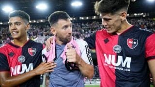 古巣との親善試合に先発したメッシ、試合後に待ち受けていたのは記念撮影の嵐「みんなのアイドルだ」「スターは忙しいな」