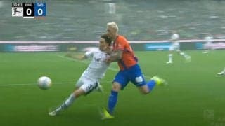 「追いつくのかよ！」「鉄壁すぎる」ボルシアMG板倉滉が爆速スピードで猛追→“神タックル”を炸裂した瞬間　完璧すぎるボール奪取にスタジアムが熱狂