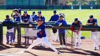 山本由伸の“初登板”が衝撃の注目度　列成す同僚に“ヨシコール”も…堂々の28球