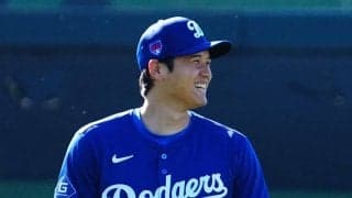 丸太のような腕でハグ「デコピン逃げろッ」　大谷翔平の破壊力「完全に押し潰されてる」