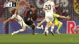 「変態スライディング！」「カッコ良すぎるだろ…」ボルシアMG板倉滉があわや大事故の“神タックル”を炸裂した瞬間　“伝家の宝刀”で絶体絶命のピンチを回避