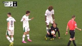 あれでファウルかよ…審判どこ見てんだよ！ ボルシアMG福田師王が爆速スプリント→ハードタックルを炸裂した瞬間　負けられない戦い！同世代のオランダの神童を吹っ飛ばす