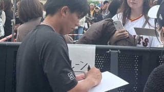 “阿部巨人”はファンサも「最高です！」　キャンプ限定監督グッズ、新サイン方式が話題