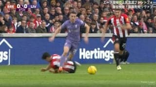 三笘薫ばりのドリブル突破！「人が飛んだ」「エグすぎる」 爆速スピードのパワードリブルで相手を吹っ飛ばしまくる瞬間　リバプールFWがエグすぎる個人技でピッチを爆走