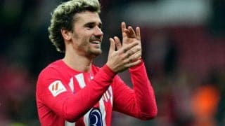 「どこに売ってるんだ？」グリーズマンが“赤い巨大帽子”を被ってスタジアム入り、衝撃サイズにファン笑撃「マリオでしか見たことない」