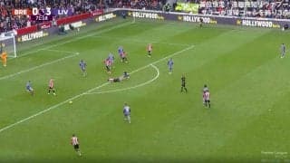 スタジアムに悲鳴！リバプール遠藤航が“神の右足”からスーパープレー　相手選手がボックス前で転倒！大ピンチを阻止したあわや退場の危険シーン