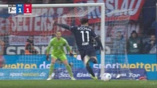 バチバチの日韓対決がアツすぎる！ ジャガー・浅野拓磨が急加速して“爆速ドリブル突破”→強引にシュートを撃ち抜いた瞬間　アジア最強DFと“タイマン勝負”に挑んで放った一撃