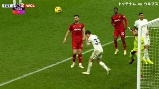 「どこに打ってる！」「やっちまったな…」超決定機でヘディングシュートが見当違いの方向に…トッテナムDFが頭を抱えた痛恨ミスにサポーターから悲鳴が漏れた瞬間