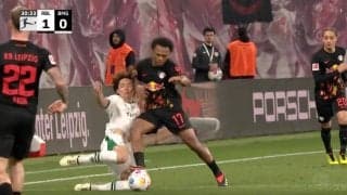 「怒ってるな」「潰しまくってる…」ボルシアMG板倉滉が相手をブチギレさせる“鬼プレス”→殺人タックルでボール奪取した瞬間　エグすぎる“粘着ディフェンス”炸裂