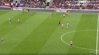 「変態パス！」「絶妙すぎる」リバプール遠藤航が相手3人の頭上を超える“超絶ループパス”を炸裂した瞬間　局面を打開する圧巻テクニックにスタジアム騒然！