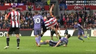 「これは痛い…」「エグすぎる」 激突した相手が急落下→全体重が乗って“膝がグニャリ”衝撃の瞬間　好調リバプールを支えるストライカーが負傷交代する危険シーン