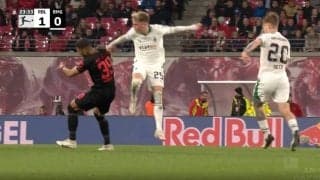 「死ぬだろ…」「思い切りぶん殴った！」 爆速スピードで強烈ラリアットが顔面に直撃→相手が吹っ飛んだ瞬間　ボルシアMGのFWが格闘技ばりの危険プレー