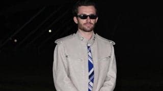 「そのタンクトップは何」「嘘だろ…」バーバリーのコレクションに招待されたチルウェルの勝負服が話題、グリーリッシュにはからかわれる「ジャケットは脱ぐな」