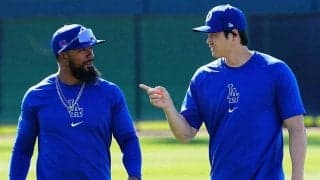 大谷翔平、同僚との近すぎる“距離感”　肩に顎乗せ＆上目遣いに「可愛すぎる」