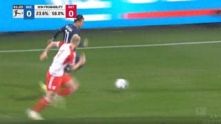 「変態スピード！」「いきなり速すぎるだろ」 浅野拓磨が爆速スピードで全力ラン→ドリブル突破を仕掛けた瞬間　キックオフ直後に王者・バイエルンに襲いかかりスタジアム騒然！