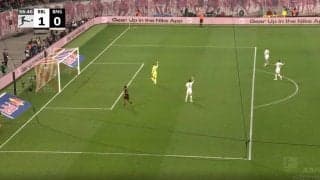 スタジアムに悲鳴…板倉滉のボルシアMG守備陣が痛恨ミス！ オフサイド確信→VAR判定でまさかのゴール判定　物議を醸すプレーが起きた瞬間