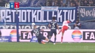 「もはや暴力」「怖っ…！」時速100キロ超えの“爆速弾丸シュート”が炸裂した瞬間　GKの手が届かない神コースに叩き込む！バイエルンの神童が強烈すぎる一撃