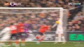 枠から外れたかと思いきや...奇跡を起こした“大胸筋ショット”炸裂の瞬間！強烈ボレー→コースを変える胸プッシュでGKの逆を取るコンビネーションゴールにファン歓喜「ユナイテッドの希望！」