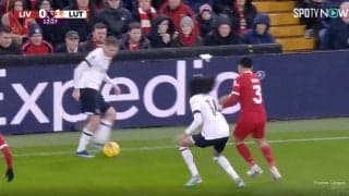 スタジアム騒然… リバプール遠藤航の爆速“鬼タックル”がやられた！ 体当たりの勢いで反転して守備陣を崩すドリブル突破→プレミア爆速王の豪快ヘッド被弾