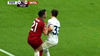 「事故レベル」「やりすぎやろ！」超危険な“極悪レイト体当たり”に批判殺到…トッテナムDFに膝で激しく腿裏を削られたウルブスFWは悶絶「荒すぎる」