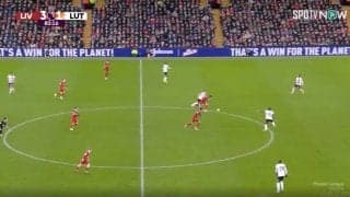 「世界最高レベル」「進化してる」リバプール遠藤航が“鬼タックル”でボール奪取→ラストパスで決定機を演出した瞬間　“プレミア屈指のアンカー”だと分かる超絶プレー