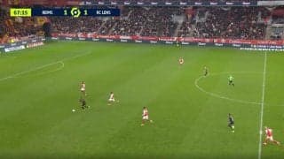 「変態スピード！」「速すぎるだろ」伊東純也が爆速スピードで全速力ラン→30メートルを一瞬で詰めて“弾丸プレス”を炸裂した瞬間　速すぎて相手を追い抜く驚愕プレー