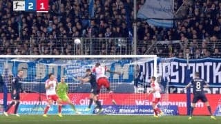 批判殺到！「なんで笑ってんだよ！」「またやらかした…」 顔面に危険な“肘打ち”が直撃した瞬間　2試合連続退場のバイエルンDFが痛恨のPKを献上した問題シーン