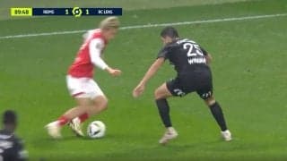 「ヒザ破壊！」「速すぎるだろ…」中村敬斗が高速ステップ→一瞬の隙を突いてブチ抜くドリブル突破　エグすぎるドリブルテクニックを炸裂した瞬間