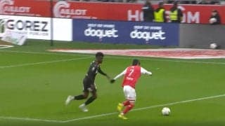 「無敵スピード！」「怖すぎだろ…」伊東純也が緩急を駆使した“変態ドリブル”を炸裂する瞬間　相手DFを恐怖に陥れる駆け引き→一気に急加速して爆速突破