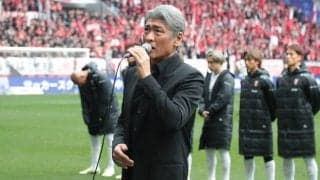 スタンドは騒然！ 吉川晃司さんが地元・広島の新スタジアムでJリーグ開幕を告げる国歌独唱「光栄です」