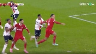 「ぶつかったら死ぬだろ…」「怖すぎる」走りながら人を吹っ飛ばす！世界最高DFが猛突進→ド迫力“弾丸ヘッド弾”を炸裂した瞬間　リバプールの頼れるアニキがチームを着火させる一撃