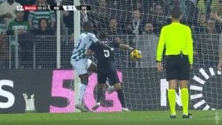 「日本代表の鬱憤を晴らしてる！」守田英正が相手DFと激しいバトル→体当たりしならゴールを叩き込む瞬間　強靭フィジカルでバチバチの肉弾戦を制するハードプレー